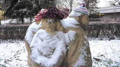 Pomnik też człowiek i zasługuje na ciepłą czapkę. Akcja aktywistek z Bombardowania Włóczką