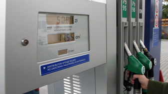 Urzędnik zatankował służbowy samochód, ale paliwo nalał też do kanistra. Tego się nie spodziewał