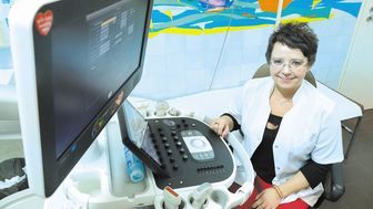 Dr n. med. Agnieszka Brodzisz, zastępca kierownika Zakładu Radiologii Dziecięcej Uniwersyteckiego Szpitala Dziecięcego w Lublinie, przy nowoczesnym aparacie USG zakupionym przez WOŚP