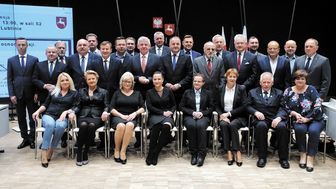 Wtorkowa sesja sejmiku była okazją do pamiątkowych zdjęć i podziękowań 