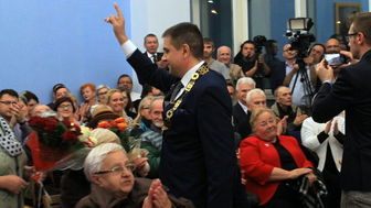 Od dzisiaj oficjalnym prezydentem Puław już oficjalnie jest Paweł Maj. Janusz Grobel opuszcza to stanowisko po 24 latach. Uścisk dłoni obu panów publiczność nagrodziła gromkimi brawami 