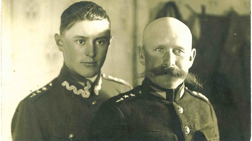 Porucznik Krzymowski, jeden z pierwszych ochotników Pułku, wraz z porucznikiem Karolem Górskim<br />
