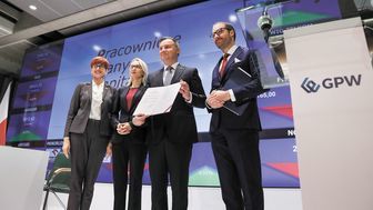 Prezydent Andrzej Duda z podpisaną ustawą o Pracowniczych Planach Kapitałowych