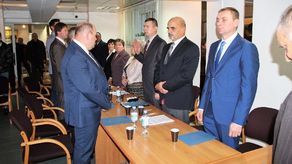 Radni uczcili pamięć radnego Krzysztofa Kurzawskiego minutą ciszy