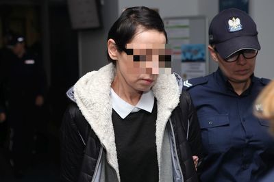 Galina J. w drodze na salę sądową. 