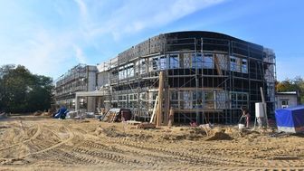 Budynki pierwszego etapu Centrum Pomocy Osobom z Autyzmem już stoją. Za inwestycję odpowiada firma Budomex / fot. Wspólny Świat 