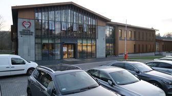 W nowym budynku znajduje się m.in. izba przyjęć, dwa oddziały kardiologii, pododdział intensywnej opieki kardiologicznej i blok operacyjny z supernowoczesną salą hybrydową