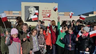 Na ścianie Szkoły Podstawowej nr 43 (ul. Śliwińskiego 5) uroczyście odsłonięto mural poświęcony 100-rocznicy odzyskania niepodległości. W piątek o godz. 9.00 na szkolnych boiskach obejrzeć będzie można natomiast pokaz musztry ułańskiej