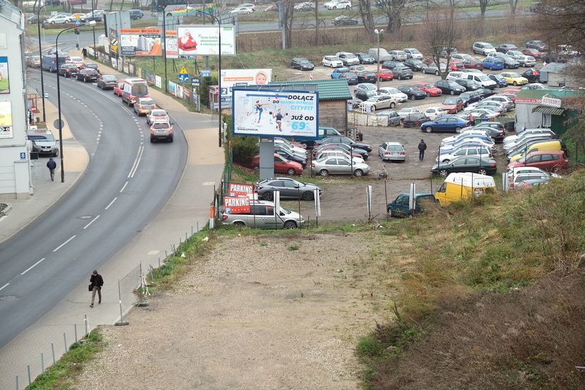 Inwestor budowę planował na terenie parkingu i komisu samochodowego, który znajduje się na końcu Dolnej 3 Maja i ciągnie wzdłuż brzegu rzeki Czechówki