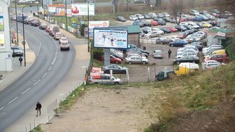 Inwestor budowę planował na terenie parkingu i komisu samochodowego, który znajduje się na końcu Dolnej 3 Maja i ciągnie wzdłuż brzegu rzeki Czechówki
