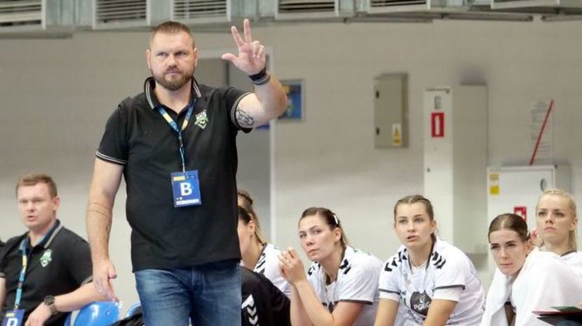Robert Lis jest niezadowolony z faktu, że przed ważnym meczem w Pucharze EHF, zespół musi udać się w daleką podróż do Szczecina<br />
