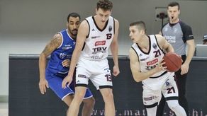 Michael Gospodarek (z piłką) rozegrał znakomite zawody w barwach rezerw TBV Startu