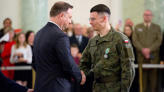 Szer. Szymon Duher jest pierwszym żołnierzem WOT, który odebrał od prezydenta Andrzeja Dudy tak cenne odznaczenie państwowe