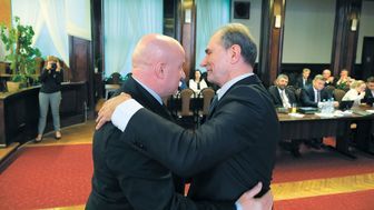 Staroście Zdzisławowi Antoniowi (z prawej) gratuluje marszałek Jarosław Stawiarski