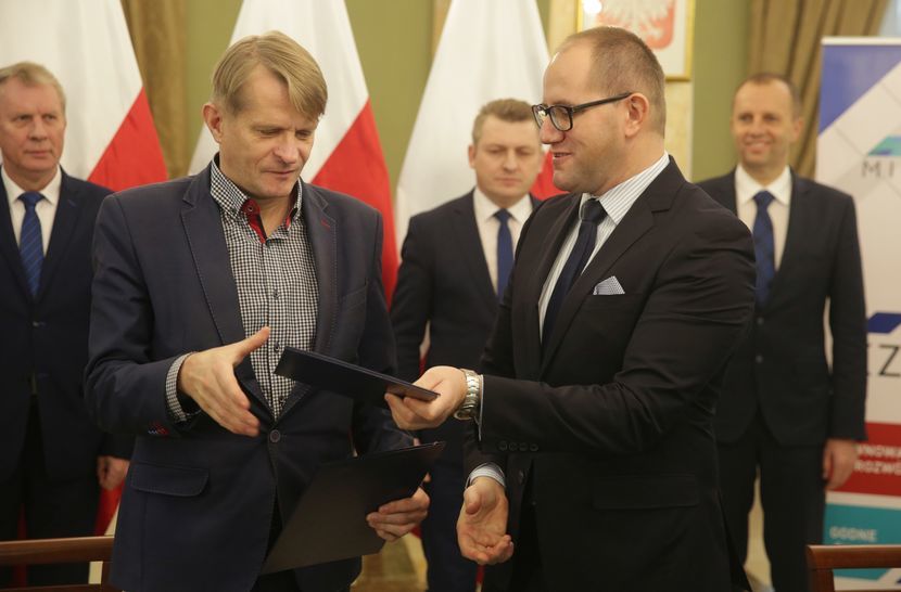 Dariusz Szustek (z lewej) został wybrany starostą powiatu łukowskiego