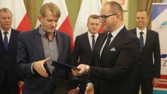 Dariusz Szustek (z lewej) został wybrany starostą powiatu łukowskiego