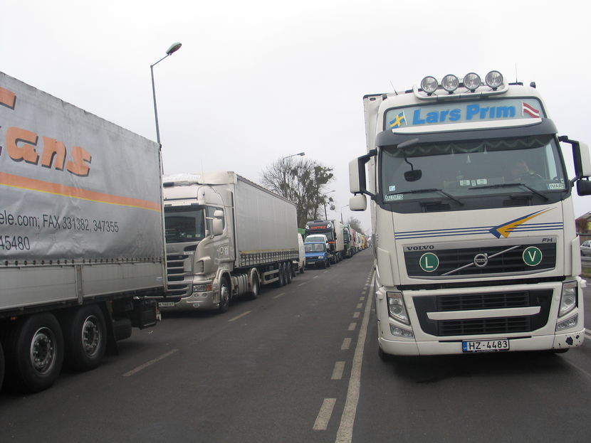 W poniedziałek na przejściu w Dorohusku w kolejce ustawiały się praktycznie jedynie samochody ciężarowe. Pas dla osobówek jak rzadko był wolny