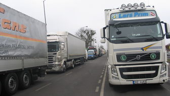 W poniedziałek na przejściu w Dorohusku w kolejce ustawiały się praktycznie jedynie samochody ciężarowe. Pas dla osobówek jak rzadko był wolny