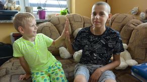 Ma dopiero 14 lat, a już przeszedł niezwykle wiele. Zróbmy pokój dla Adriana