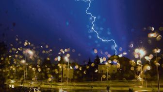 Autorzy „Miejskiego Planu Adaptacji” przypominają m.in. zeszłoroczną wichurę, która bardzo brutalnie obeszła się z drzewami w Ogrodzie Saskim. Przywołują też obrazy skrzyżowań pozalewanych wskutek tzw. powodzi miejskich, których mieliśmy w ostatnich siedmiu latach aż kilkanaście