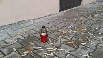 Mina już nie chce pokazywać swojej twarzy. Ograniczył się jedynie do wyniesienia znicza i postawienia go dokładnie w tym miejscu, w którym zostawił go dla niego chuligan