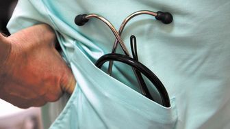 Na podpisanie umów lojalnościowych decydują się przede wszystkim lekarze, którzy nie mają możliwości zarobienia więcej w innych jednostkach
