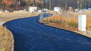 Główne alejki nowego parku otrzymały już asfaltową podbudowę, którą przykryje wkrótce warstwa ścieralna