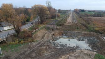 Miłocin, okolice przejazdu. Miejsce, w którym powinien być most kolejowy na Ciemiędze przypomina lej po eksplozji
