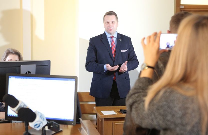 Wojewoda lubelski Przemysław Czarnek w sądzie podczas ogłaszania orzeczenia 6 listopada