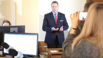 Wojewoda lubelski Przemysław Czarnek w sądzie podczas ogłaszania orzeczenia 6 listopada