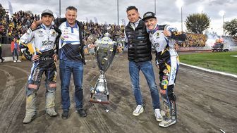 Jakub Kępa (drugi od prawej) świętuje mistrzostwo Nice 1. Ligi Żużlowej razem ze swoim ojcem Markiem Kępą (drugi od lewej), Pawłem Miesiącem (z lewej) i Robertem Lambertem (z prawej)