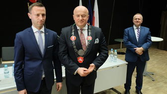 Jarosław Stawiarski (w środku) został nowym marszałkiem województwa lubelskiego