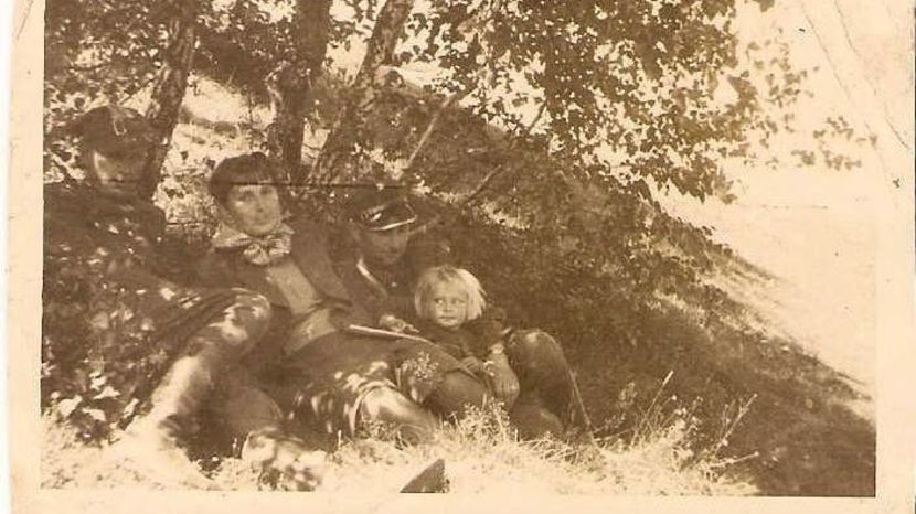 Major Stanisław Basaj, pseudonim "Ryś" - pierwszy od prawej z córką Kamilą.<br />
