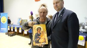 Ikonę przekazaną przez wojewodę Przemysława Czarnka wylicytował muzyk Mieczysław Jurecki za 800 konserw mięsnych