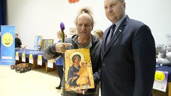 Ikonę przekazaną przez wojewodę Przemysława Czarnka wylicytował muzyk Mieczysław Jurecki za 800 konserw mięsnych
