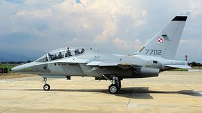 M-346, czyli „Bielik”. Na tych maszynach szkolą się piloci myśliwców