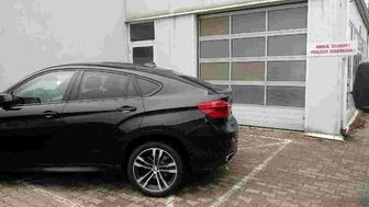 Lublin: BMW zablokowało wyjazd z izby przyjęć szpitala. Ktoś je obkleił naklejkami