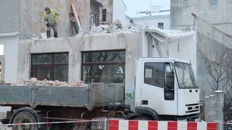 Z powodu rozbiórki zagrodzone jest przejście jedną stroną ulicy