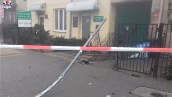 Wypadł z drogi i wjechał w kancelarię adwokacką [zdjęcia]
