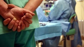 Lubelskie: Nastoletni chirurg brał udział w operacjach. Pacjentka nie doczekała odszkodowania