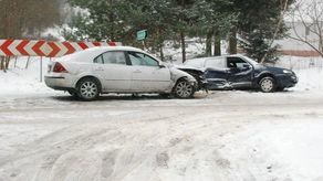 Ślisko na lokalnych drogach. Przekonał się o tym kierowca forda
