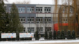 - Radzimy sobie. Nie mamy innego wyjścia. Ja nie mogę nikogo posądzać o to, że nie jest chory. Nie ukrywam, że tą absencją nauczyciele utrudnili mi życie, ale wkrótce część z nich wróci - mówi Marek Matyjanka, dyrektor ZS nr 3 w Puławach, który informuje, że na zwolnieniach lekarskich w poniedziałek i wtorek przebywało 24 z 39 nauczycieli placówki