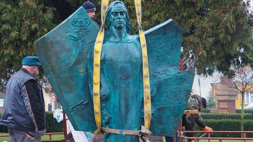 Wczoraj pomnik tzw. Anioł Wolności był montowany na cokole.