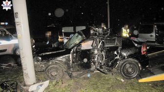 Ulica Nadbystrzycka. Auto uderzyło w słup. Kierujący oplem 27-latek oraz pasażer zmarł na miejscu zdarzenia
