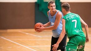 Marian Zaj (z piłką) to niekwestionowany lider Alpaca Alfachem Team