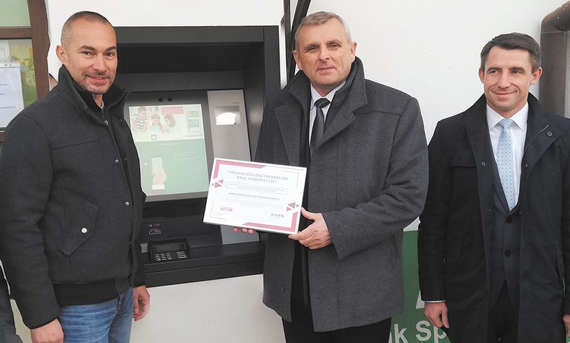 Krzysztof Zawadzki, prezes Banku Spółdzielczego w Końskowoli podczas uruchamiania nowego bankomatu przy ul. Pożowskiej