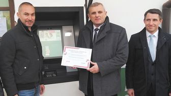 Krzysztof Zawadzki, prezes Banku Spółdzielczego w Końskowoli podczas uruchamiania nowego bankomatu przy ul. Pożowskiej