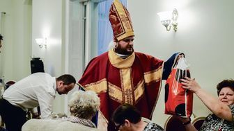 Mikołaj przeczytał listy od rodzin. Przekazali prezenty potrzebującym [zdjęcia]