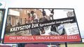 Zdjęcie umieszczone na billboardach, co bardzo szybko wychwycili internauci, pochodziło z zamieszek w Baltimore w USA