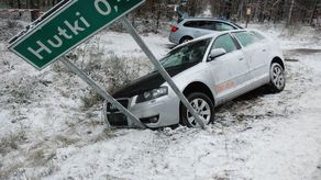 Pijany kierowca rozbił się na znaku drogowym [zdjęcia]